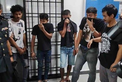 Kelima-lima lelaki warga Indonesia didakwa atas pertuduhan memiliki hampir 10 tan gas LPG tanpa lesen sah di sebuah premis di Jalan Sungai Tiram, Ulu Tiram minggu lalu.