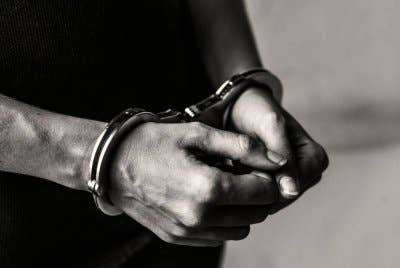 Suspek ditahan kerana disyaki cuba mengelirukan pihak berkuasa mengenai tempoh sebenar keberadaannya di Malaysia. Gambar hiasan