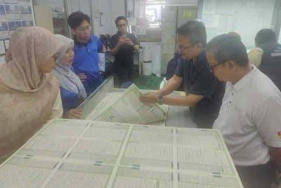 Akmal Eirfan (dua dari kanan) menerangkan tentang penerbitan dan percetakan al-Quran kepada Aziahtul Sakdiah (dua dari kiri) semasa lawatan tapak di Karangkraf pada Jumaat.