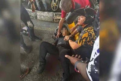 Gambar tular memaparkan anggota polis cedera ditikam suspek di Jalan Pudu pada Khamis.