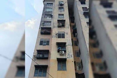Mangsa dipercayai terjatuh dari tingkat lapan Flat Sri Perantau, Pelabuhan Klang pada Jumaat.