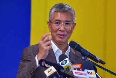 Menteri Pelaburan, Perdagangan dan Industri, Tengku Datuk Seri Zafrul Abdul Aziz bercakap pada sidang akhbar berkaitan tarif oleh Amerika Syarikat (AS) di Menara MITI hari ini. Foto Bernama