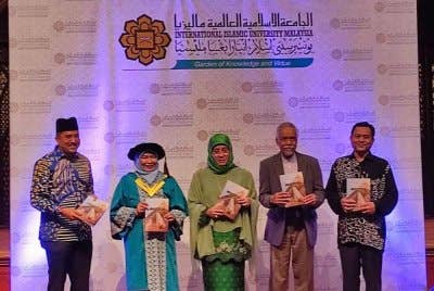 Tunku Azizah (tengah) berkenan hadir pada Majlis Pelancaran Buku From Shariah to Statute: Legal and Regulatory Framework of Islamic Finance in Malaysia di Dewan Kebudayaan UIAM, Kuala Lumpur pada Jumaat.