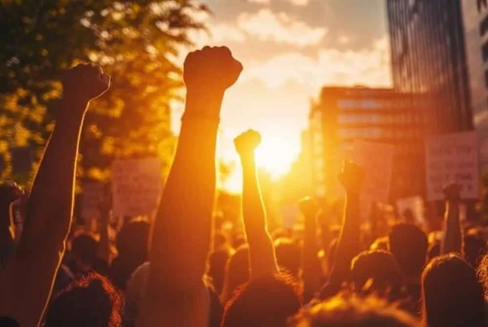 Kita harus berbangga dengan semangat demokrasi yang diraikan bersama antara parti pemerintah dan parti pembangkang. - Gambar hiasan