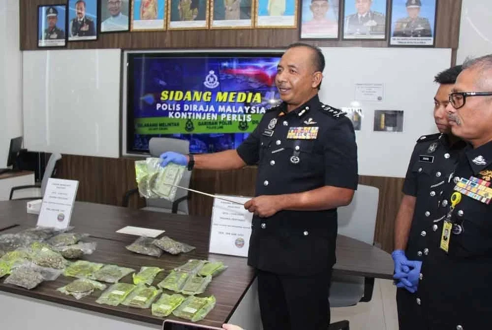 Muhammad menunjukkan rampasan dadah yang dilaksanakan JSJN Perlis tahun ini.