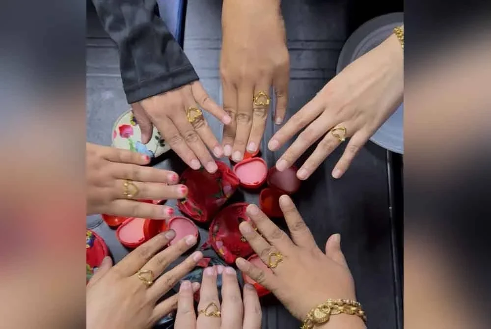 Tujuh sahabat menunjukkan cincin emas berbentuk hati yang dibeli sebagai tanda kearaban dan setia kawan antara mereka.