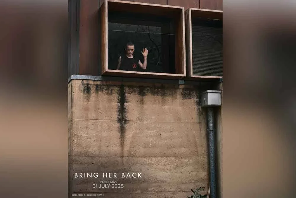 Dia hanya berdiri… tapi matanya sedang menjerit minta dilepaskan.