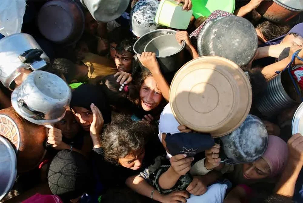 Kumpulan budak Palestin terpaksa berebut-rebut bagi mendapatkan makanan diagihkan sukarelawan.