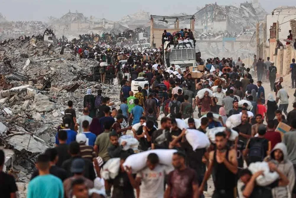 Penduduk Palestin terpaksa bersesak untuk mendapatkan bantuan makanan di laluan pesisir pantai di barat Beit Lahia.