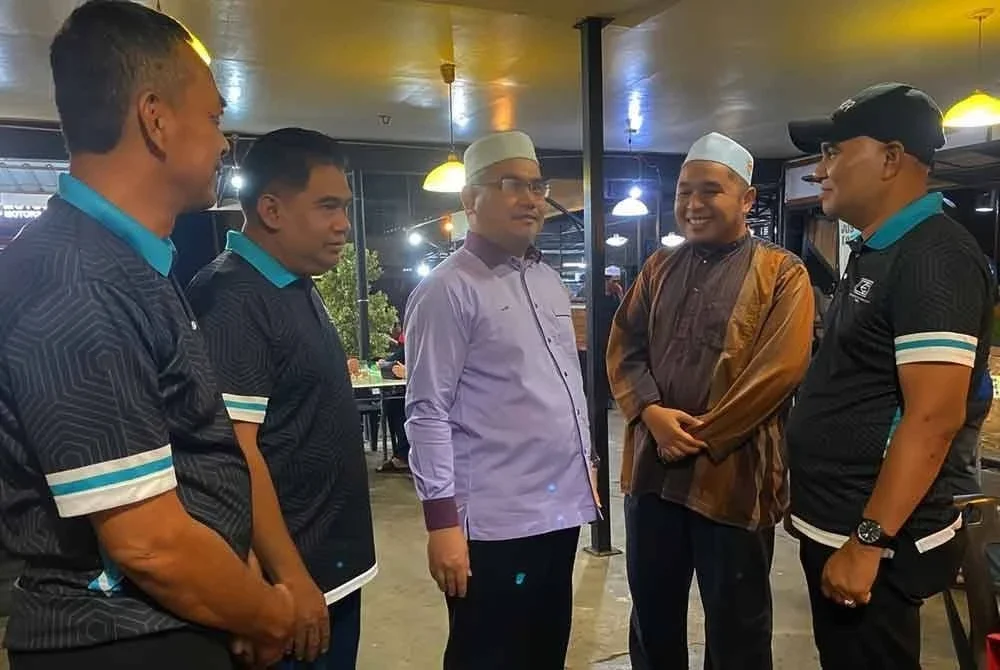 Mohd Asri (tengah) beramah mesra dengan kepimpinan dari KAWAT dalam satu majlis makan malam di Kota Bharu pada Jumaat. Foto Sinar Harian HAZELEN LIANA KAMARUDIN.
