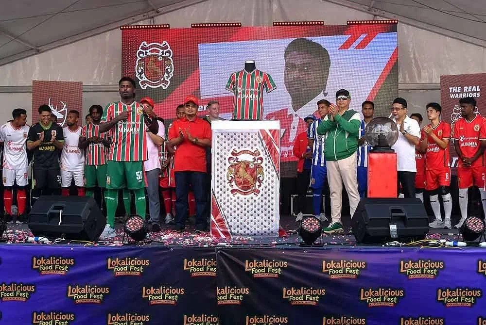 Presiden Kelantan The Real Warriors (Kelantan TRW) Tan Sri Annuar Musa (lima, kanan) pada Majlis Pelancaran Jersi dan Pengenalan Pemain The Real Warriors bagi musim 2025/26 pada Jumaat. Turut sama Exco Belia, Sukan, Badan Bukan Kerajaan (NGO) dan Perpaduan Masyarakat Kelantan Zamakhshari Muhamad (tiga dari kanan). Foto Bernama