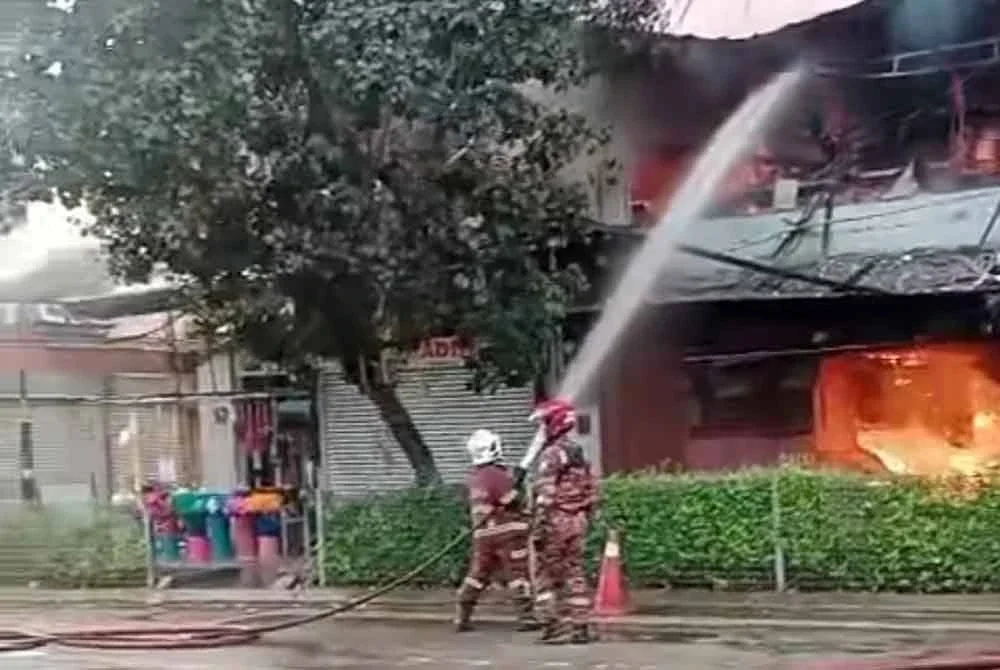 Tiga unit kedai di Jalan Ungku Puan di tengah pusat bandar Johor Bahru terbakar dalam kebakaran pada pagi Sabtu. Foto tular