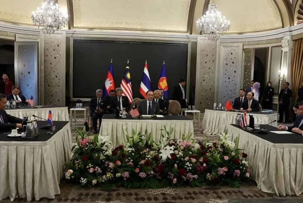 Anwar (tengah) ketika mesyuarat khas bersama Perdana Menteri Kemboja Hun Manet (kiri) dan Pemangku Perdana Menteri Thailand Phumtham Wechayachai (kanan) di Kompleks Seri Perdana - Foto: Bernama