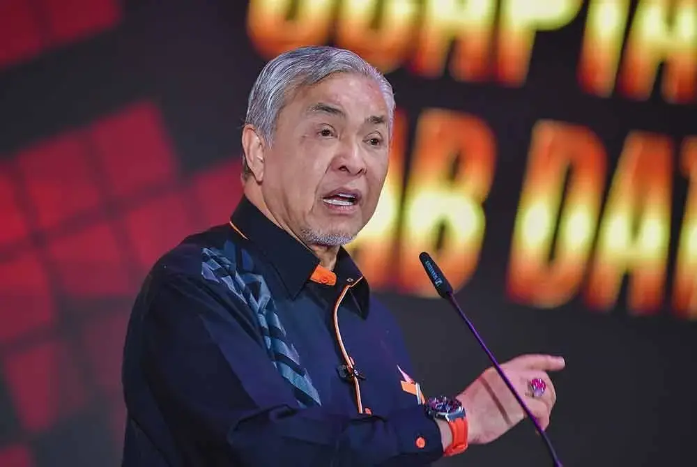 Ahmad Zahid ketika menyampaikan ucapan pada Majlis Apresiasi Warga Peneroka FELDA 2025 di Pusat Pameran dan Dagangan Antarabangsa Malaysia (MITEC) hari ini. - Bernama