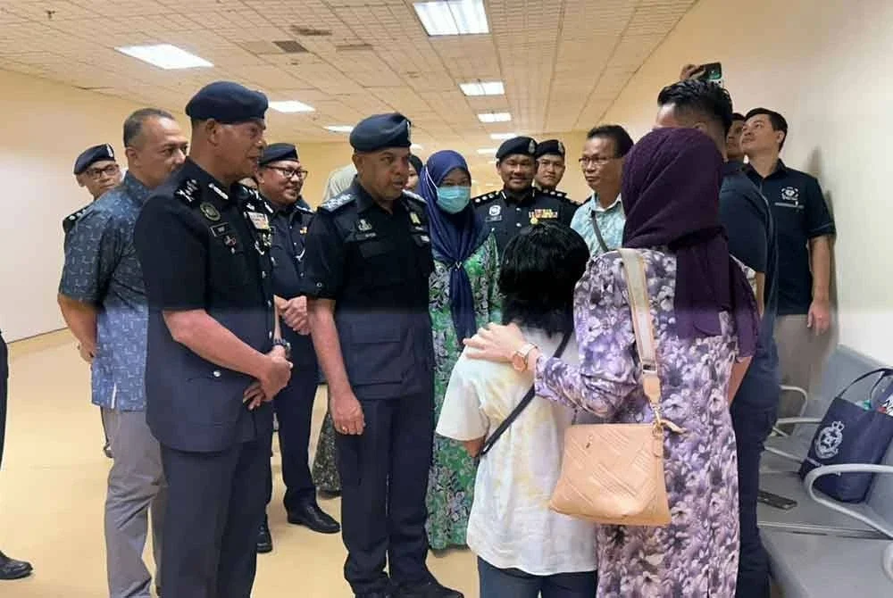 Ayob Khan (dua dari kiri) menziarahi Mohd Nadzri di HCTM, Cheras pada Sabtu.