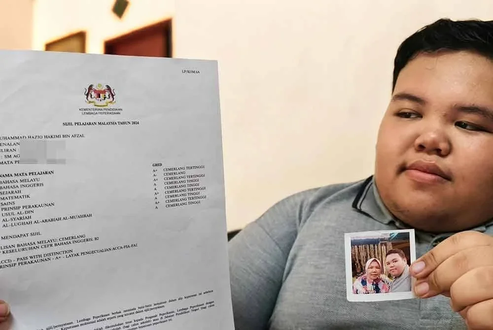 Muhammad Haziq Hakim menunjukkan keputusan SPM yang diperolehinya.