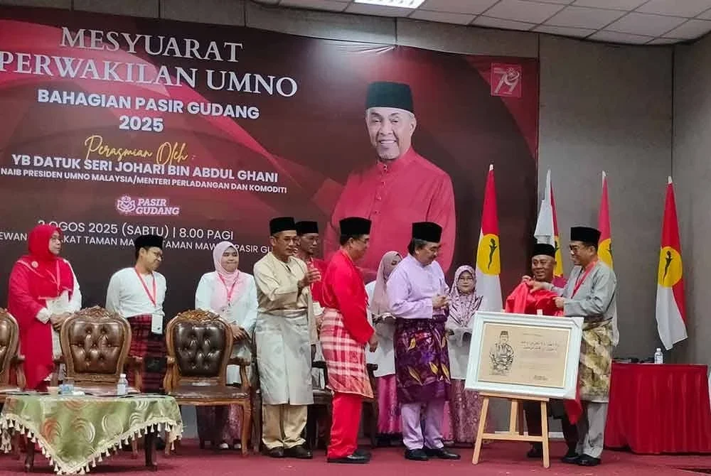 Mohamed Khaled (dua dari kanan) menghadiri Persidangan UMNO Bahagian Pasir Gudang pada Sabtu.