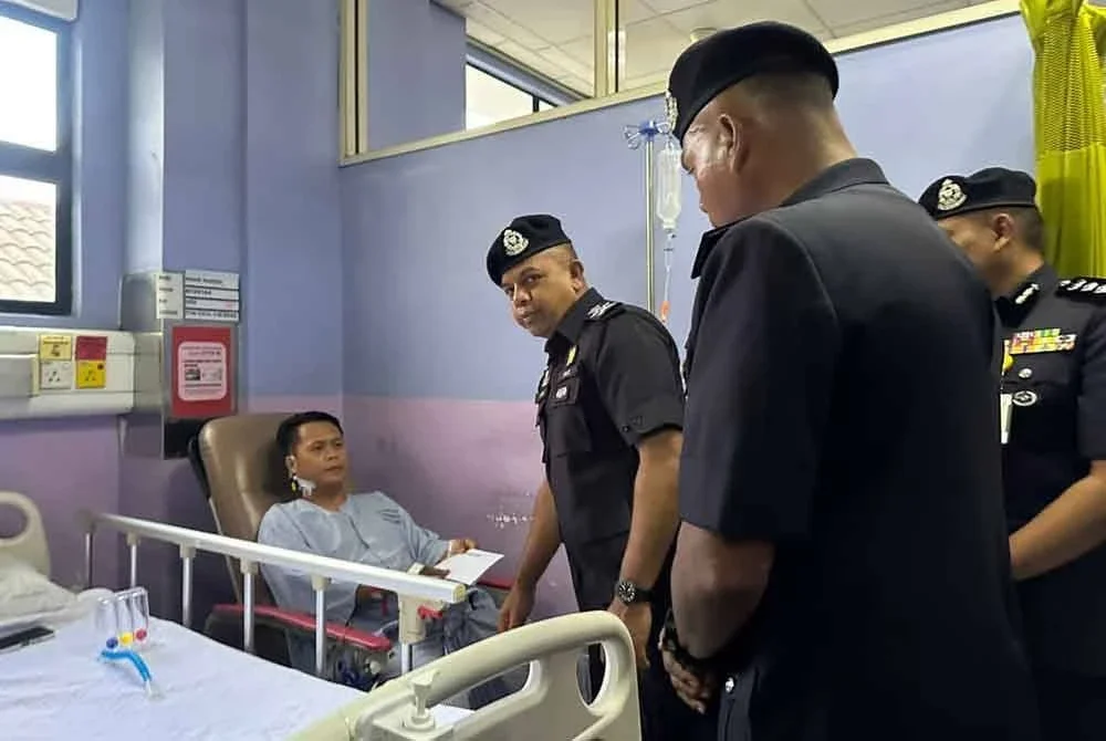 Ayob Khan ketikamenzirah Korporal Mohd Nadzri Sudiman di Hospital Canselor Tunku Muhkriz, Cheras pada Sabtu.