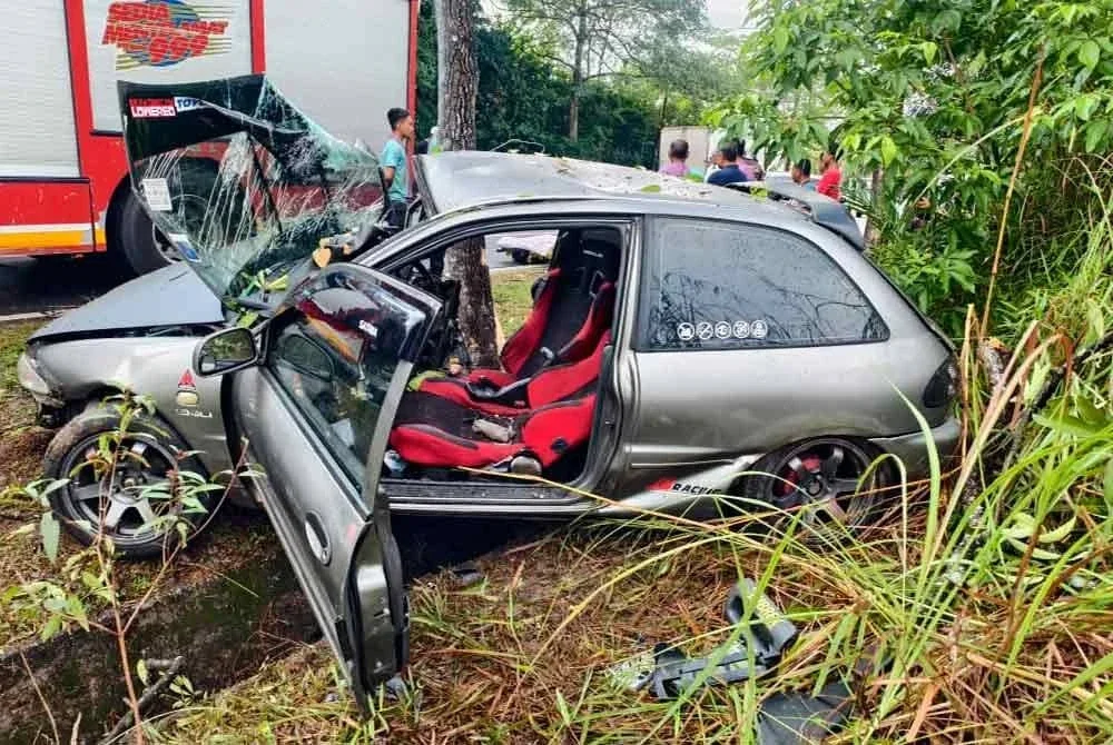 Keadaan kereta mangsa yang dipercayai hilang kawalan dan terbabas dalam kejadian di Kilometer (KM) 76, Jalan Johor Bahru- Ayer Hitam pagi Sabtu. - Foto: IPD Kluang