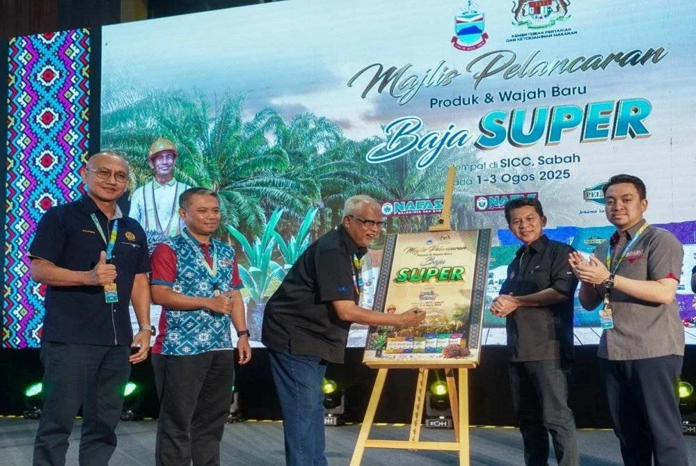Pengerusi LPP, Datuk Mahfuz Omar (tiga dari kiri) melancarkan produk dan wajah baharu Baja Super Peladang yang berlangsung
di Sabah International Convention Centre (SICC), Kota Kinabalu pada Sabtu.