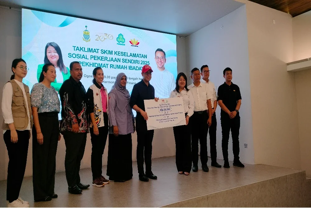 Chee Keong menyerahkan replika cek tajaan caruman SKSPS kepada Siew Khim selepas sesi taklimat yang diadakan pada Sabtu.