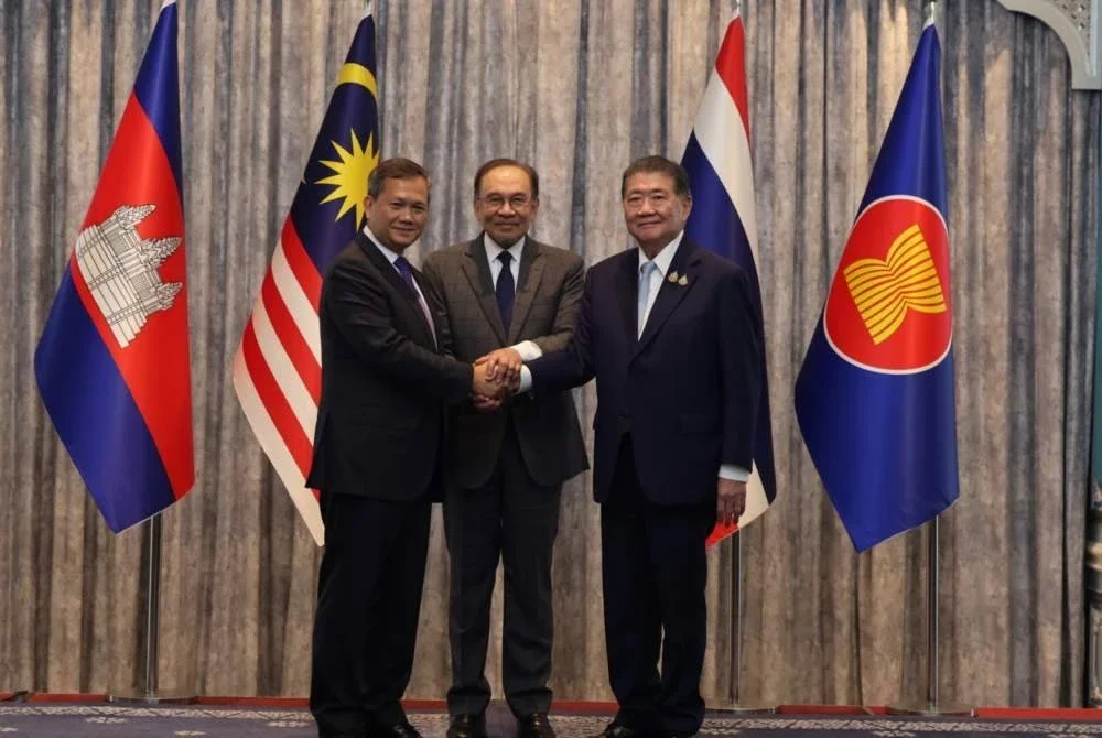 Anwar Ibrahim (tengah) menyaksikan Perdana Menteri Kemboja Hun Manet (kiri) bersalaman dengan Pemangku Perdana Menteri Thailand Phumtham Wechayachai (kanan) selepas Mesyuarat Khas Bersama di Kompleks Seri Perdana - Foto: Bernama