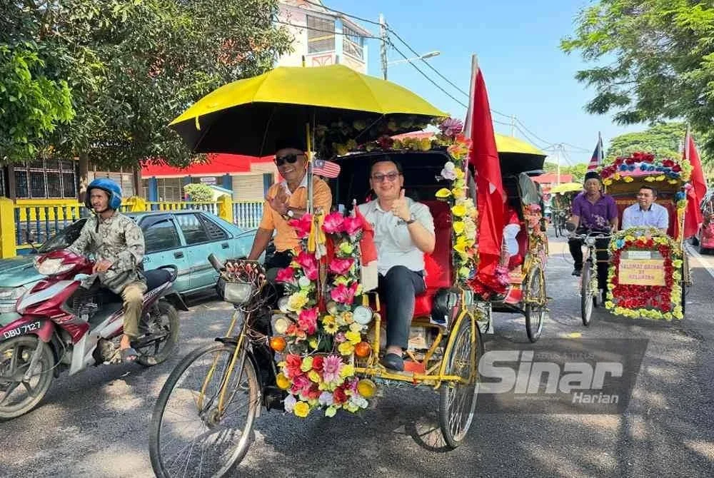 Nik Kamaruzaman (tengah) menaiki beca menuju ke dewan perasmian Karnival Kita Madani X PMR di Kota Bharu pada Sabtu. FOTO SINAR HARIAN - ADILA SHARINNI WAHID