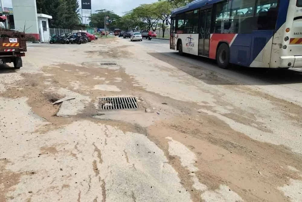 Sisa lumpur selepas insiden banjir kilat tersebut.