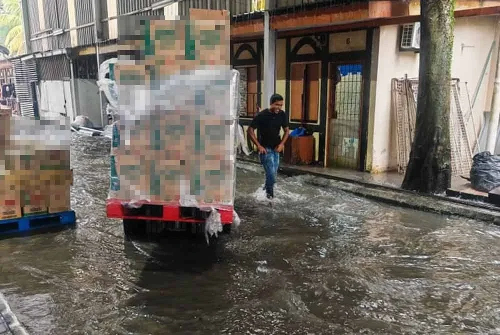 Air turut melimpah naik di sebuah pasaraya terkemuka di Senai.