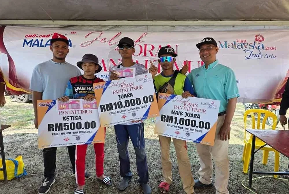 Norhanis (kanan) bersama pemenang JJPT yang berlangsung di Pantai Rhu Sepuluh, Setiu pada Sabtu.