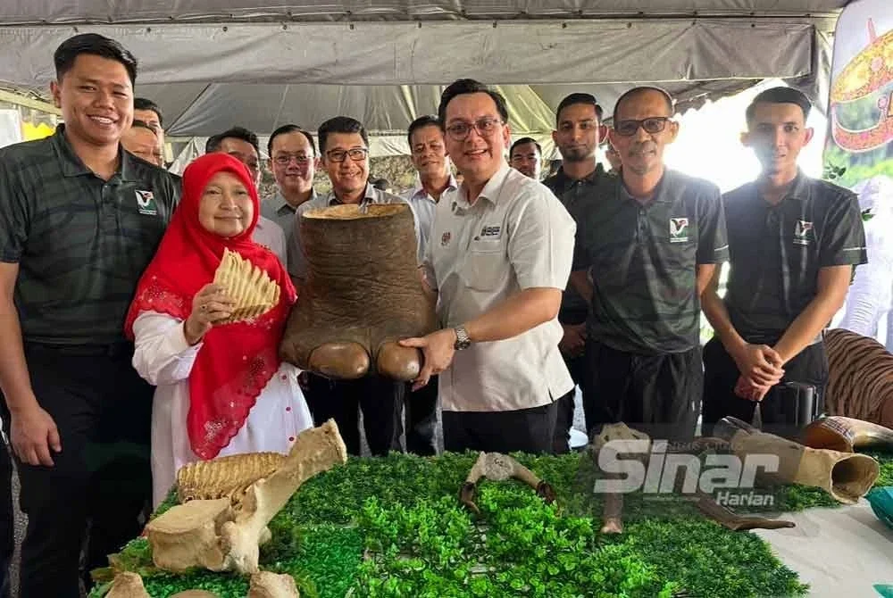Nik Kamaruzaman (tiga dari kiri) menununjukkan replika kaki gajah yang dipamerkan di karnival. FOTO SINAR HARIAN - ADILA SHARINNI WAHID