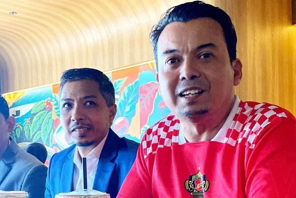 Nik Hafiz Naim (kanan) melepaskan jawatannya berkuatkuasa serta merta.