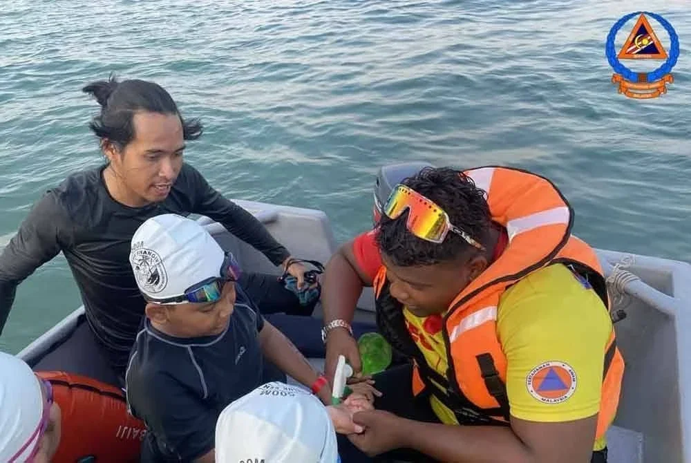 Dalam kejadian kira-kira jam 8.15 pagi itu, peserta terdiri daripada pelbagai peringkat usia sedang menyertai acara renang laut terbuka apabila serangan ubur-ubur dikesan secara serentak di kawasan perairan Pantai Teluk Senangin. Foto APM Perak