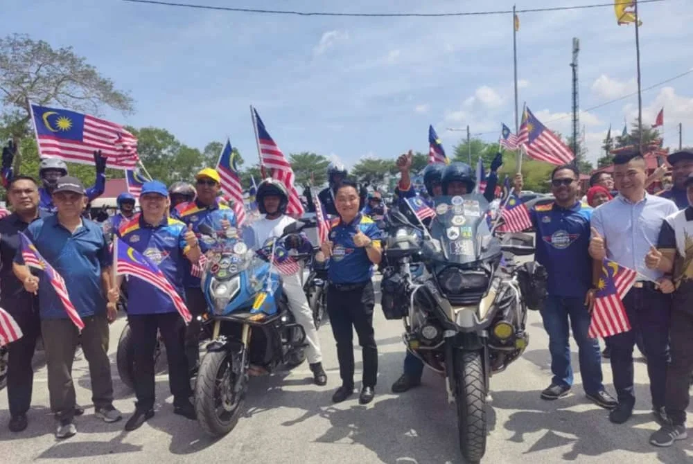 Suee Lim (berdiri tengah) bergambar semasa Kembara Merdeka Jalur Gemilang Peringkat Negeri Selangor di Pantai Redang, Sekinchan di sini pada Sabtu.