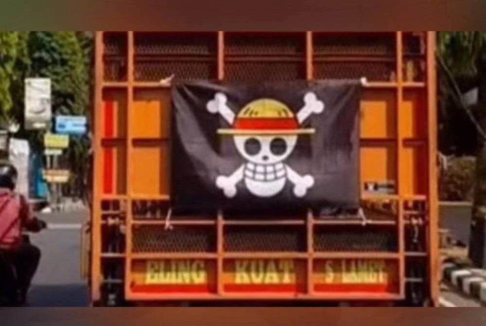 Bendera berkenaan turut dipasang di belakang kenderaan.-Agensi