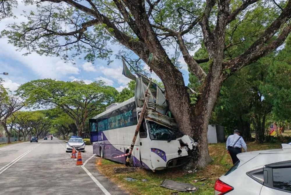 Bas membawa 35 penumpang itu dipercayai hilang kawalan sebelum melanggar pokok di Jalan Persiaran Universiti 1, UPM, Serdang pada Sabtu.