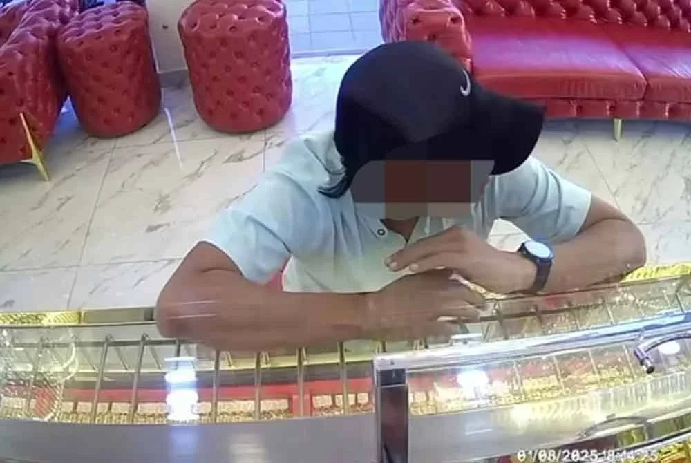 Suspek berpura-pura mahu membeli gelang emas untuk dihadiahkan kepada isterinya di sebuah kedai emas di Gombak pada Khamis lalu.