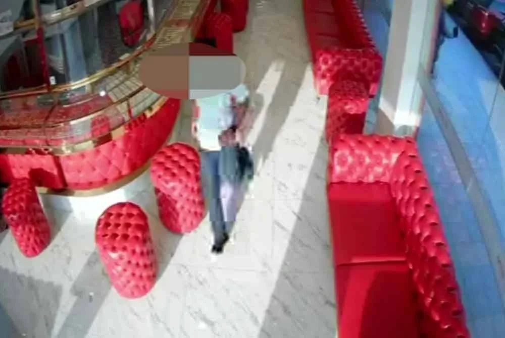 Tangkap layar video tular memaparkan seorang lelaki melarikan barangan kemas dalam kejadian di sebuah kedai emas, Khamis lalu.