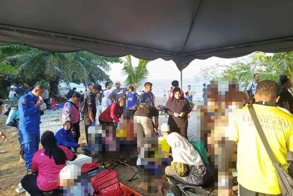 Pasukan perubatan telah mengambil langkah pantas memberi rawatan awal kepada mereka yang tercedera. Foto APM Perak