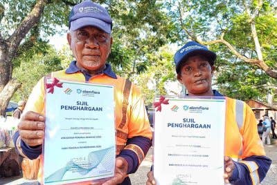 Zulkifli (kiri) dan Ganthimati menerima Anugerah Pekerja Dedikasi sempena Sambutan Hari Pekerja Pembersihan 2025 di Taman Gelora pada Sabtu.