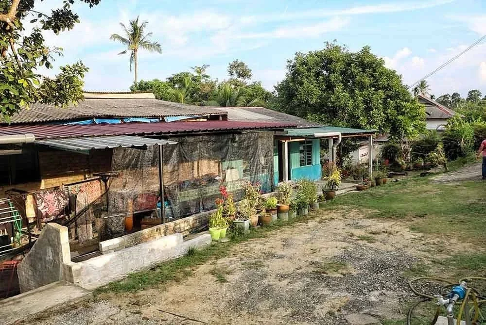 Lokasi seorang polis cedera akibat ditetak lelaki dipercayai kurang siuman bersenjatakan parang dalam kejadian di sebuah rumah di Felda Bukit Kuantan, petang Sabtu. Foto IPD Kuantan