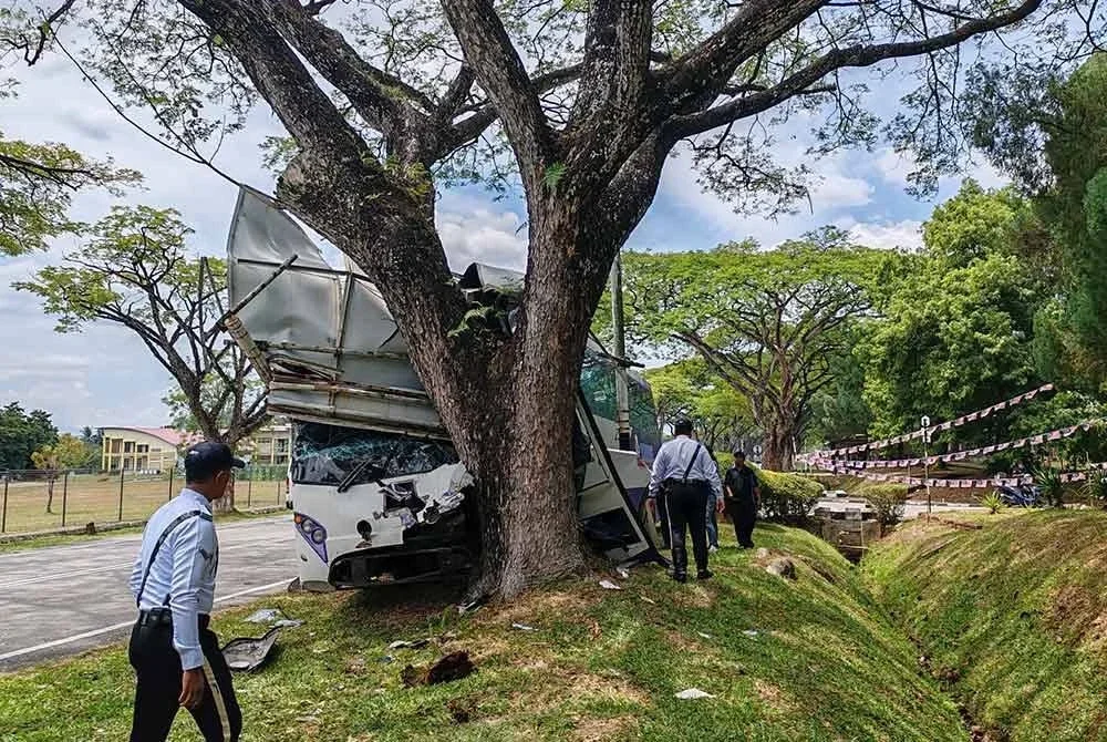 Bas dipandu seorang lelaki berusia 44 tahun dipercayai hilang kawalan lalu terbabas ke kiri jalan. Foto PDRM