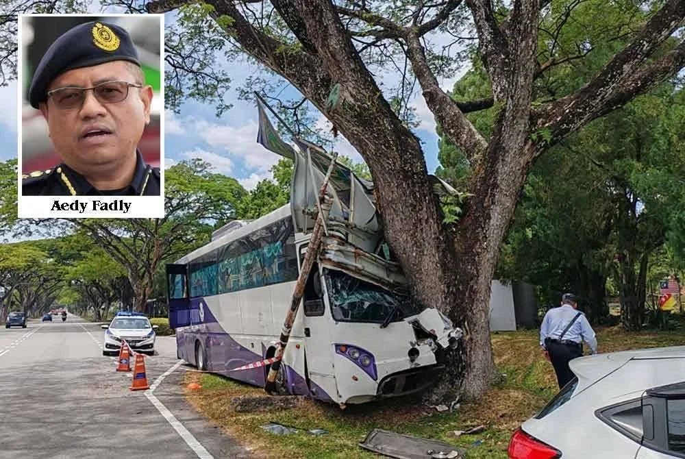 Sebuah bas membawa murid dan guru terbabas dan melanggar pokok di Jalan Persiaran Universiti 1, Universiti Putra Malaysia (UPM) pada Sabtu. Foto PDRM (Gambar kecil: Aedy Fadly)