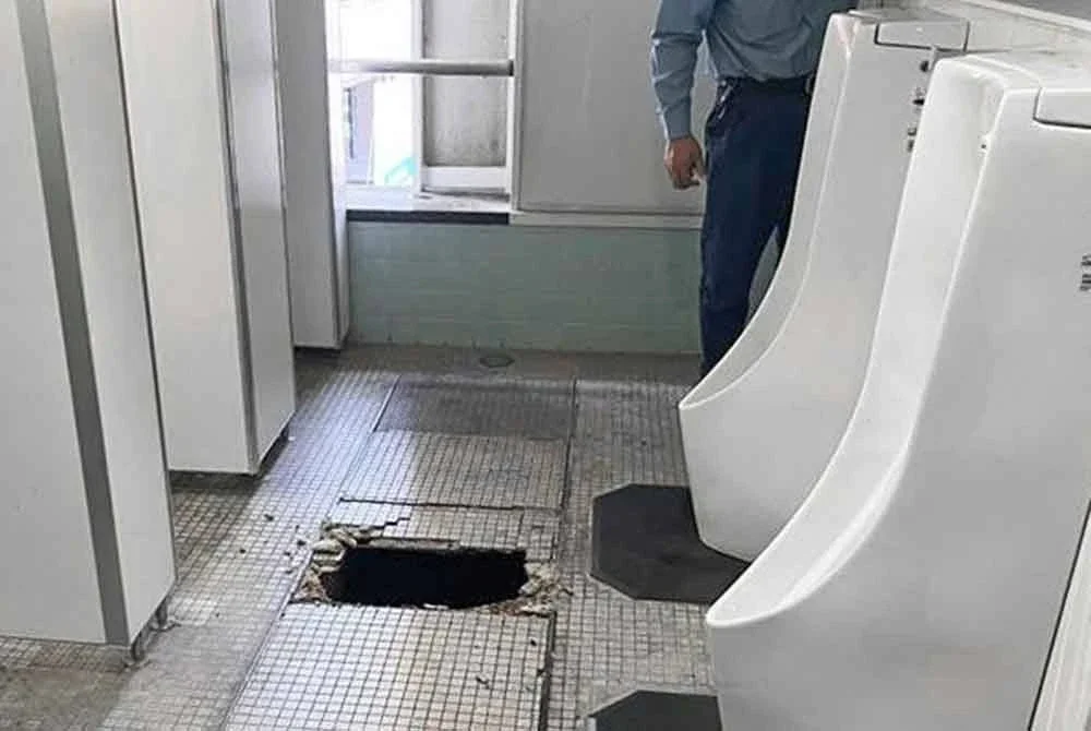 Foto menunjukkan lubang dalam sebuah tandas di Stesen Ritsurin, Takamatsu, Wilayah Kagawa, yang terjatuhnya seorang lelaki pada 31 Julai 2025. Foto ihsan Shikoku Railway Co.) (Kyodo)