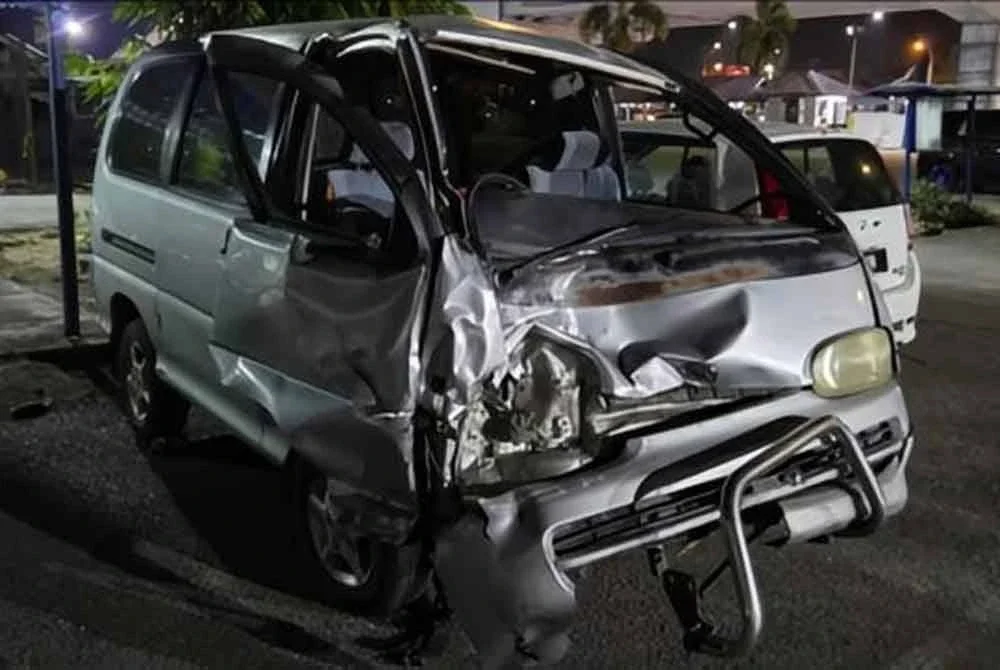 Motosikal dinaiki dua beradik itu bertembung dengan van dari arah Tanah Merah menghala ke Pasir Mas. Foto PDRM