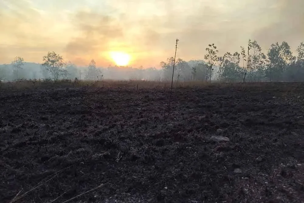 Kerja-kerja pemadaman diteruskan secara berhati-hati bagi mengelakkan api kembali marak.