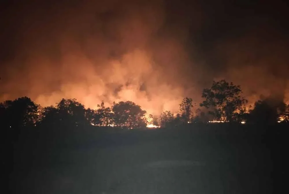 Kerja-kerja pemadaman terus dijalankan namun keadaan muka bumi berbukit serta tiupan angin kuat menyukarkan operasi.