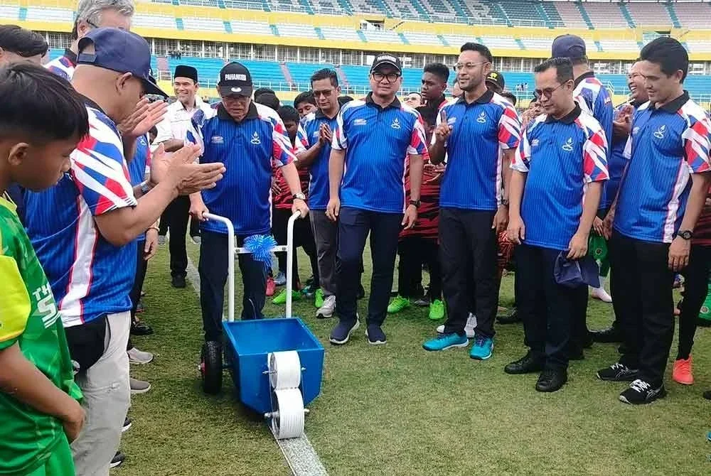 Wan Rosdy menolak mesin pembuat garisan sebagai gimik perasmian padang Stadium Darul Makmur pada Ahad.