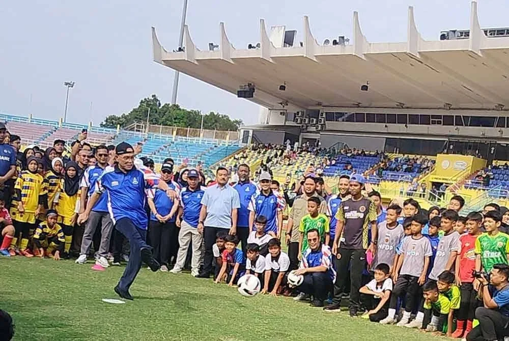 Wan Rosdy melakukan tendangan penalti ketika mencuba padang baharu Stadium Darul Makmur.