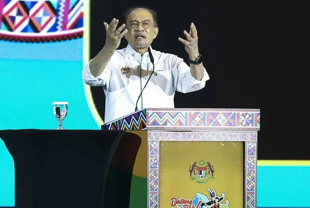Anwar menyampaikan ucapan perasmian penutupan Hari Peladang, Penternak dan Nelayan Kebangsaan (HPPNK) 2025 di Pusat Konvensyen Antarabangsa Sabah (SICC), pada Sabtu. Foto Bernama